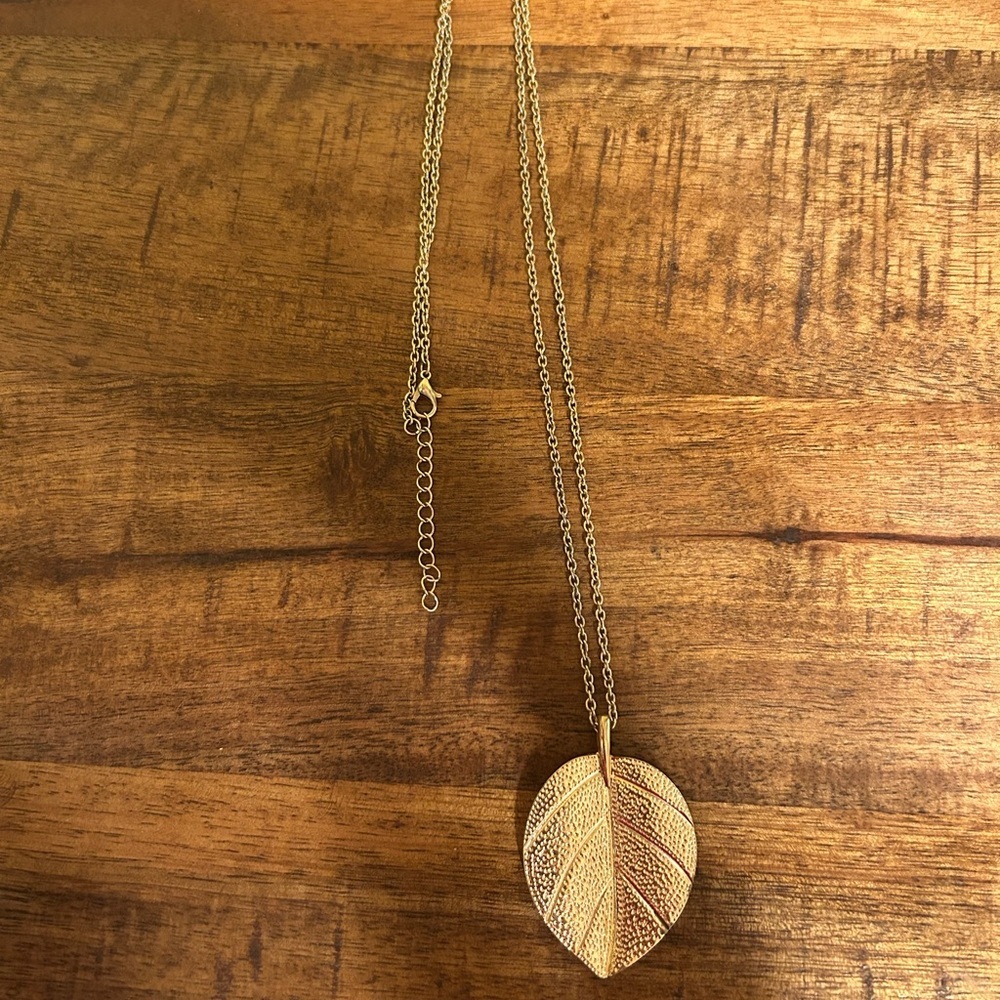 Gold tone leaf necklace